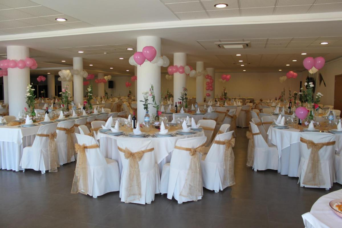 um salão de banquetes com mesas brancas e balões cor-de-rosa em Hotel O Gato & Spa em Odivelas mais 82 fotografias