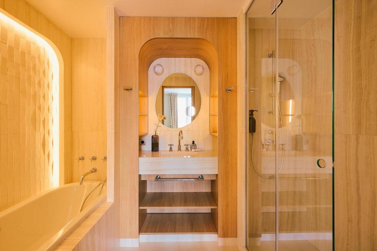 Salle de bains dans l'établissement Hôtel Madison