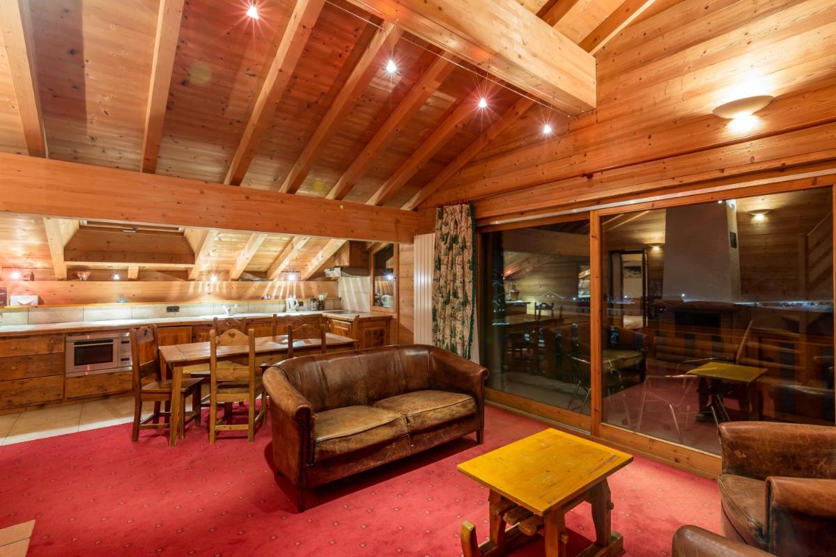 un salon avec un canapé et une table dans l'établissement Beaulieu, à La Clusaz