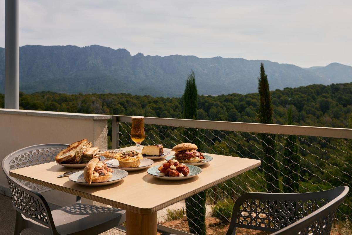 Comida en o cerca de este hotel