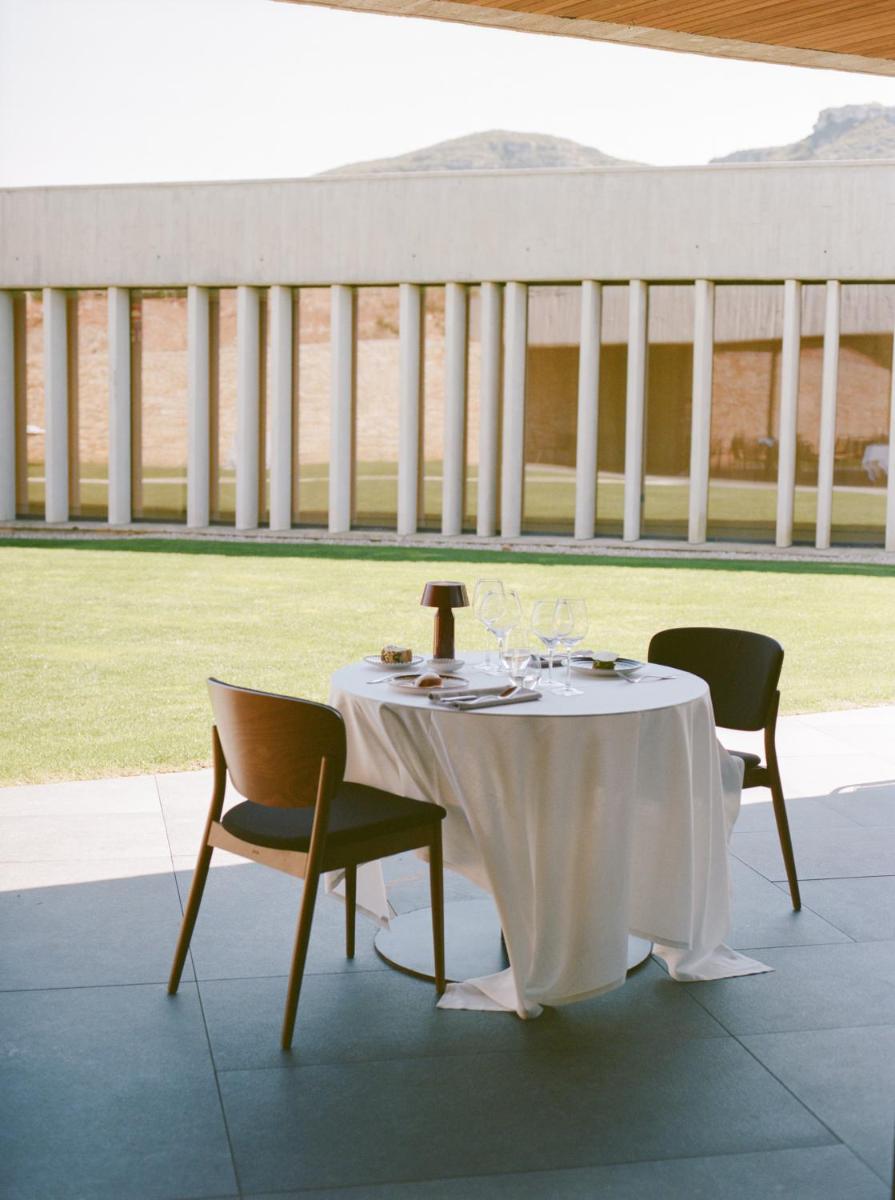 Un restaurante o sitio para comer en La Galiana Golf Resort - Adults Only