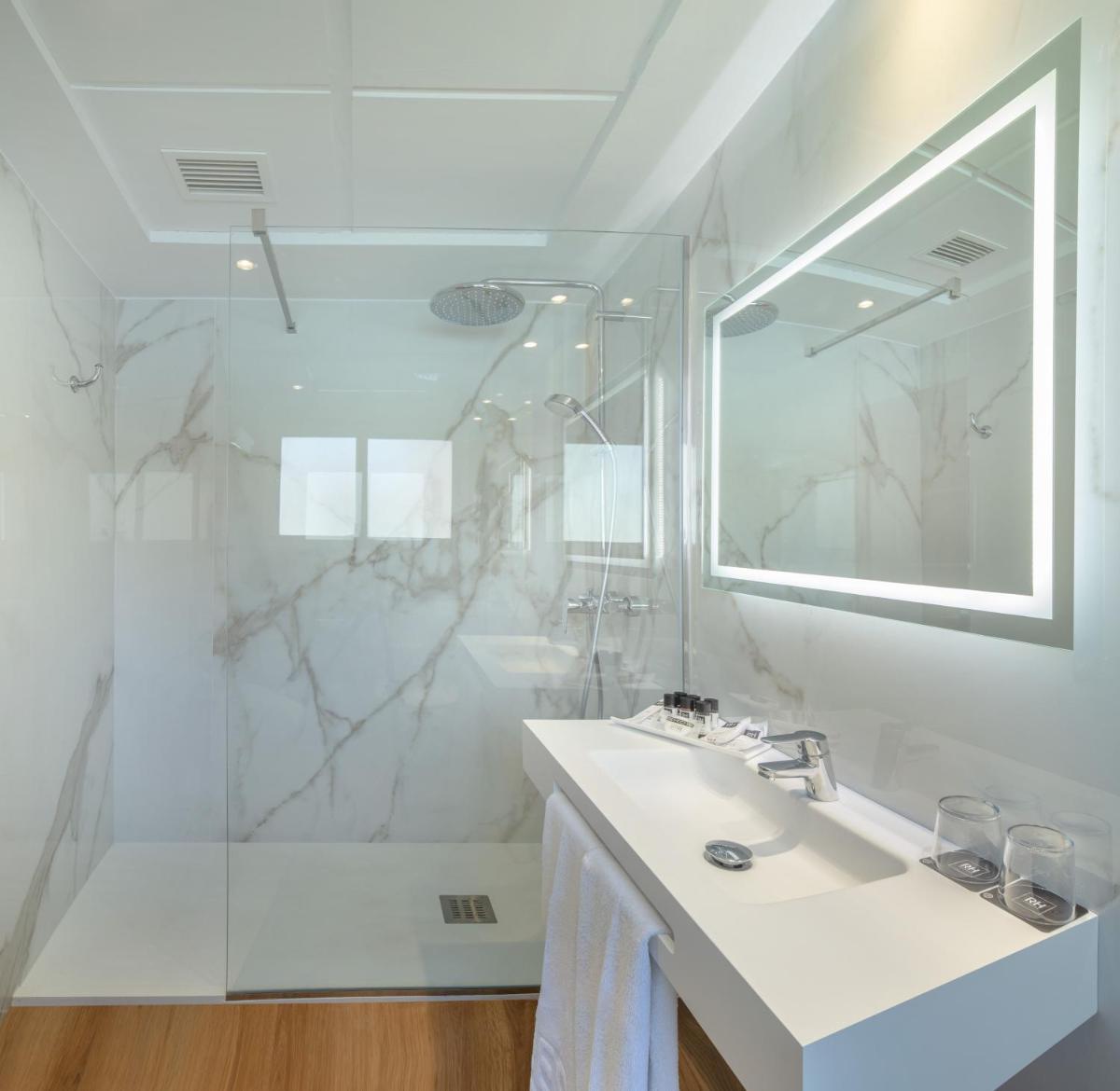 Un baño de RH Princesa Hotel & Spa 4* Sup