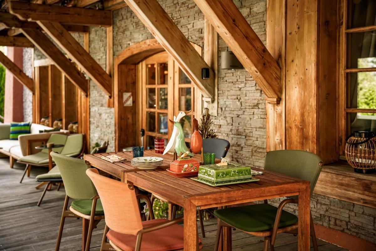 une salle à manger avec une table et des chaises en bois dans l'établissement Magic Megève Bois, à Demi-Quartier