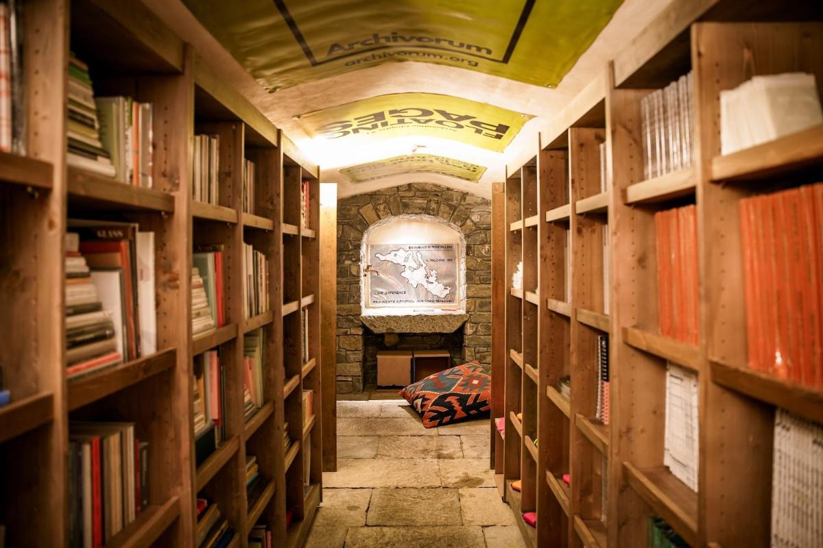 Bibliothèque dans l'hôtel