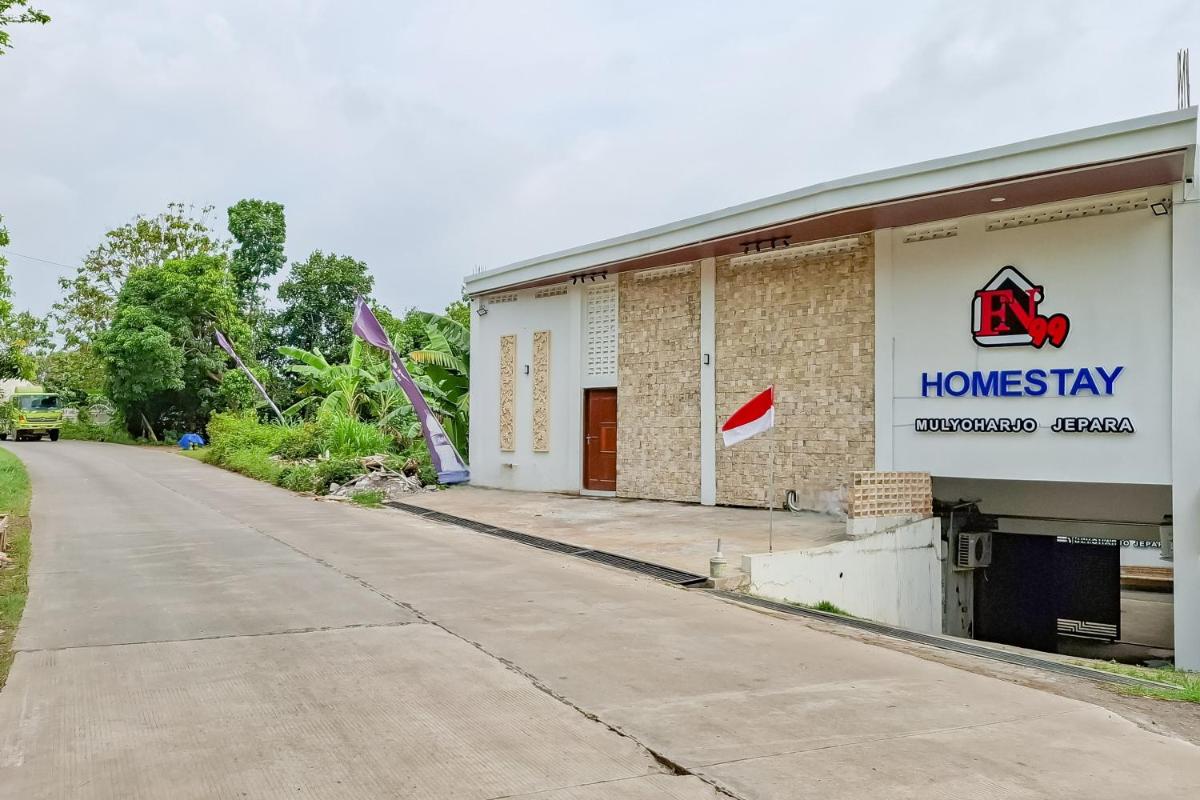 RedDoorz at Homestay FN99 Jepara - Housity