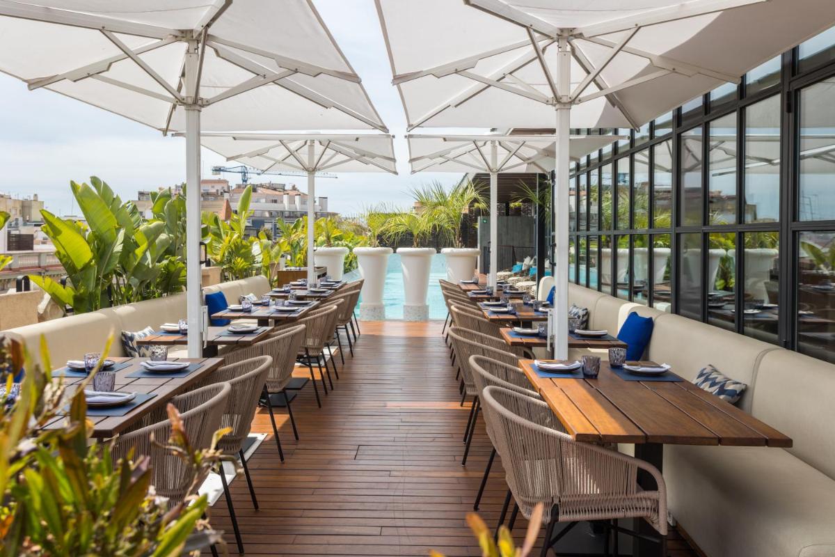 Un restaurante o sitio para comer en Monument Hotel