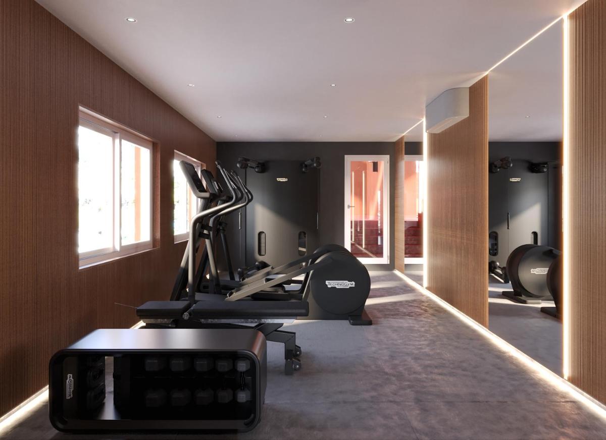 - une salle de sport avec tapis de course et vélos elliptiques dans l'établissement Monte-Carlo Beach, à Roquebrune-Cap-Martin