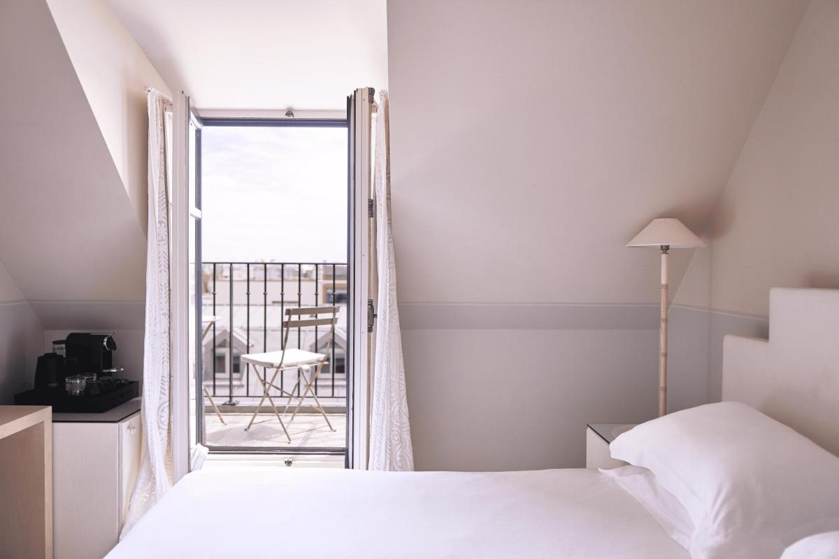 Un ou plusieurs lits dans un hébergement de l'établissement Monsieur George Hotel & Spa - Champs-Elysées