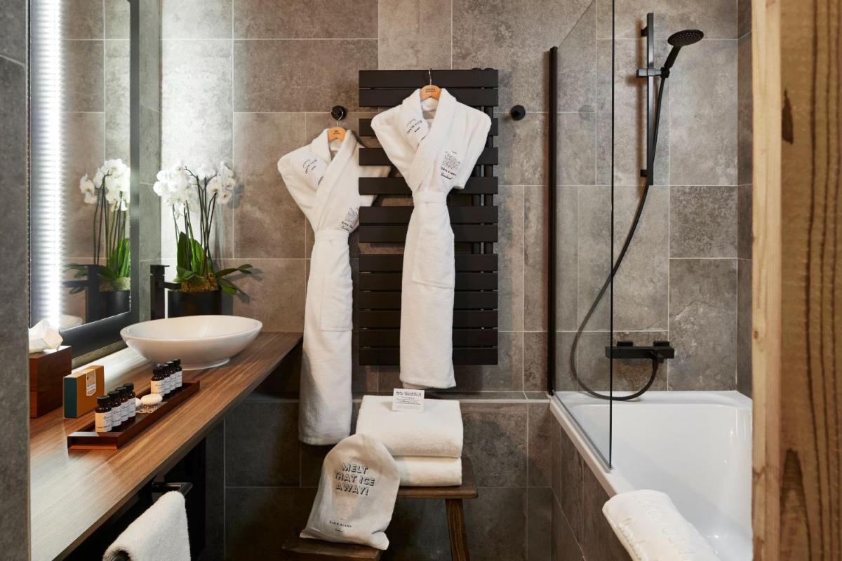 Salle de bains dans l'établissement Ecrin Blanc Resort Courchevel - Aquapark