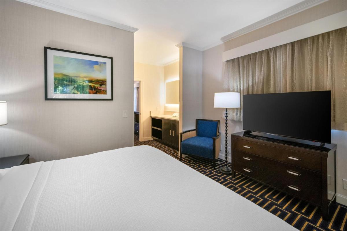 Best Western Plus Palm Court Hotel - Housity