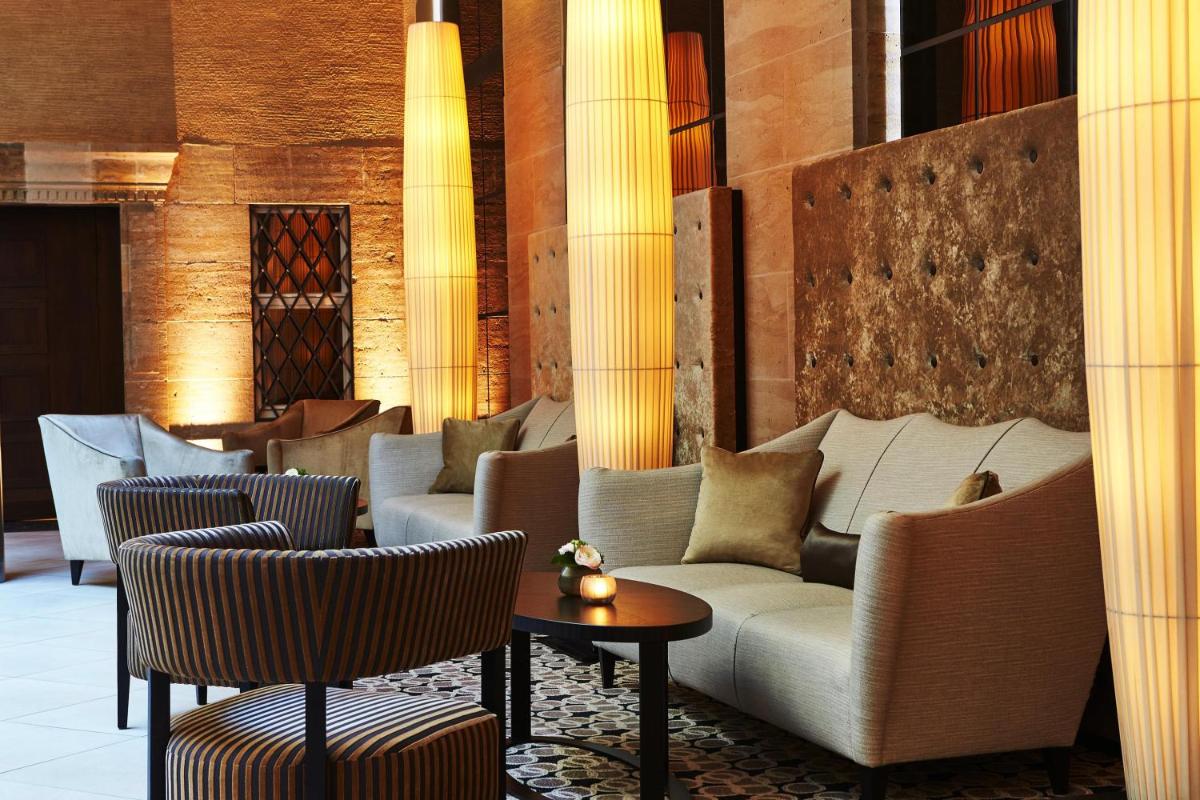 Ein Sitzbereich in der Unterkunft Steigenberger Icon Grandhotel Handelshof Leipzig Ein Sitzbereich in der Unterkunft Steigenberger Icon Grandhotel Handelshof Leipzig