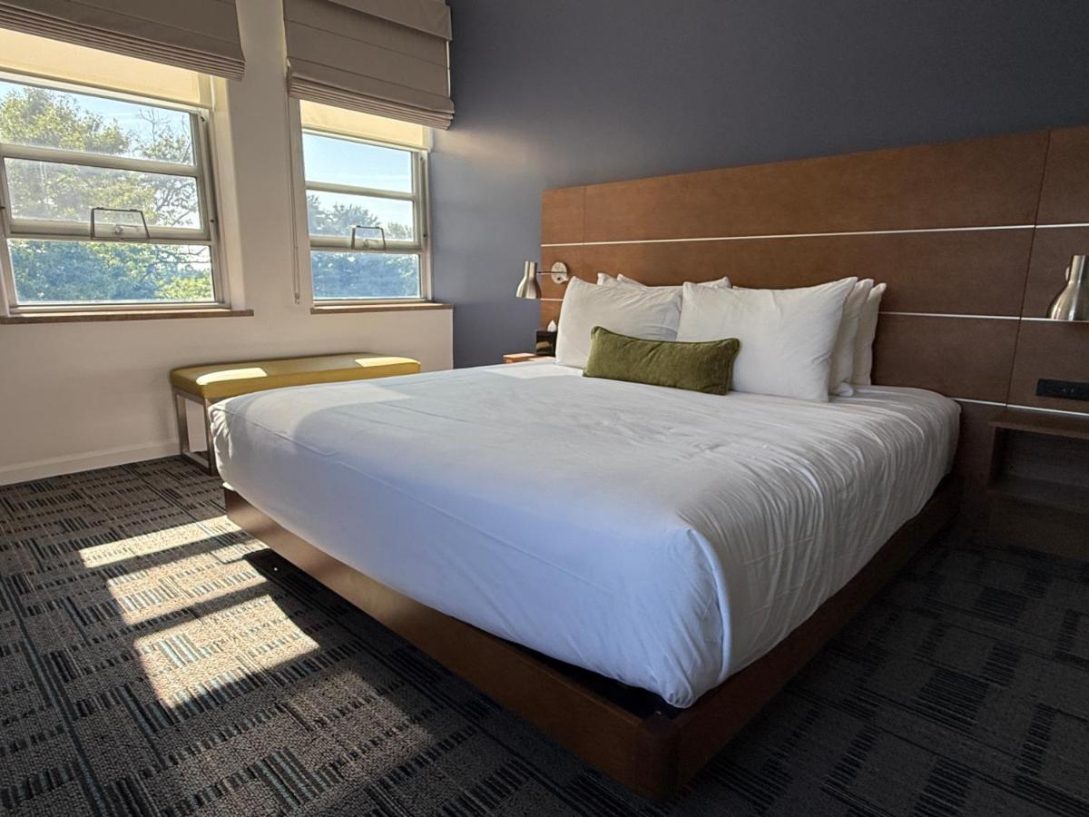 Bolger Hotel and Conference Center - Housity