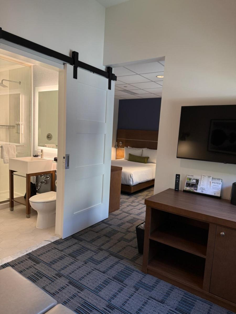 Bolger Hotel and Conference Center - Housity