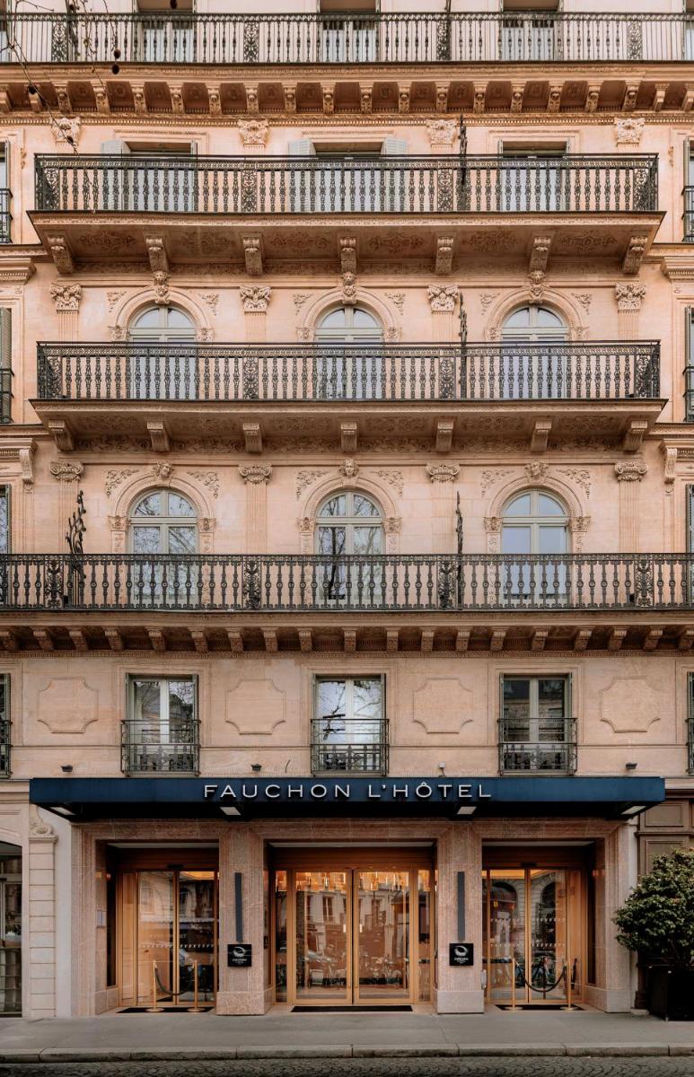 un bâtiment avec un balcon au-dessus dans l'établissement Fauchon l'Hôtel Paris, à Paris