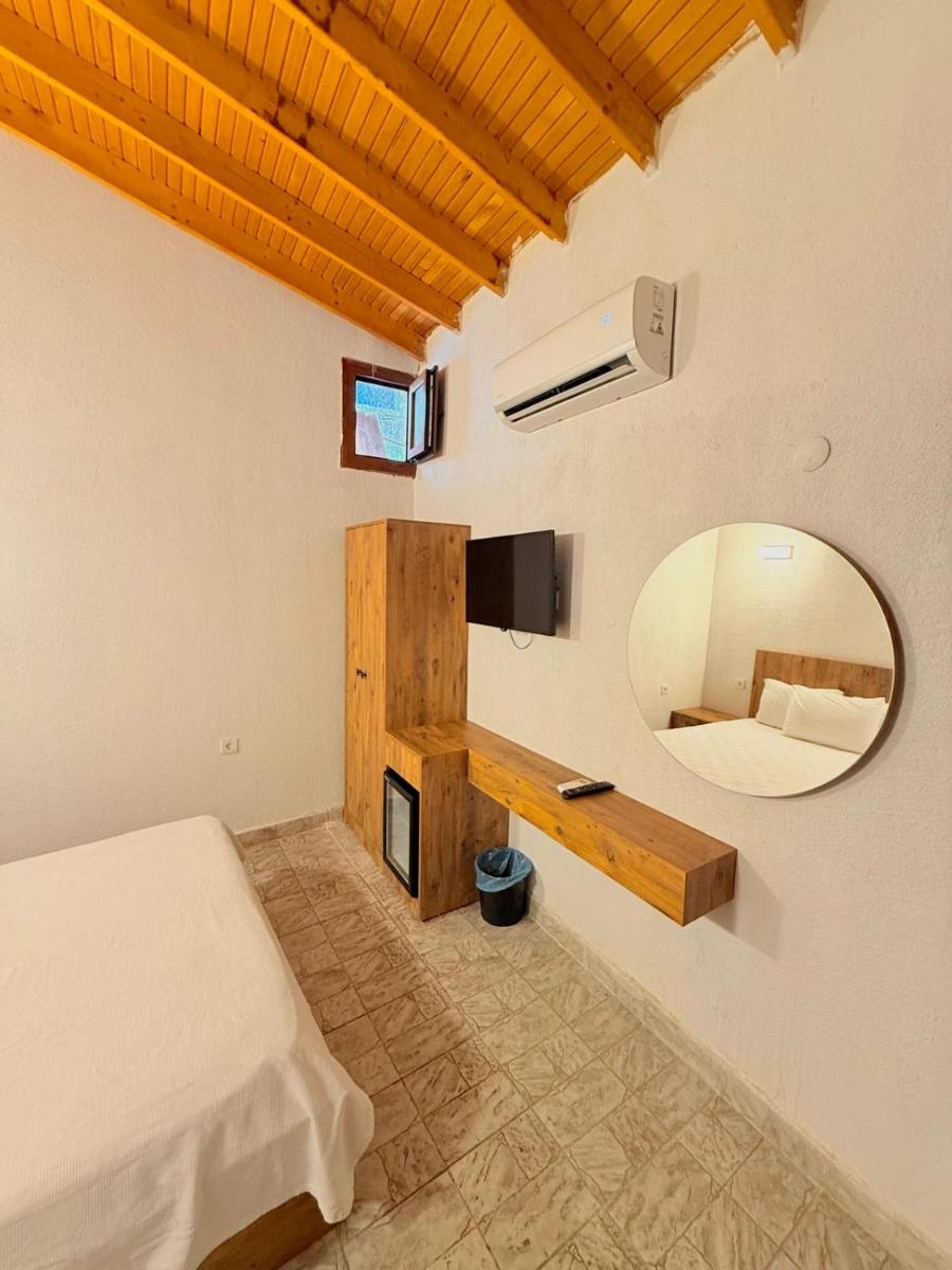 Ados Hotel - Housity