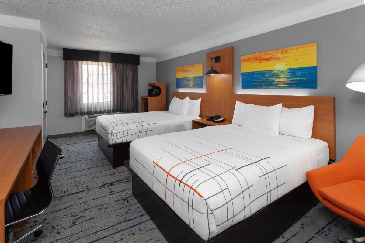 La Quinta Inn by Wyndham Champaign - Housity