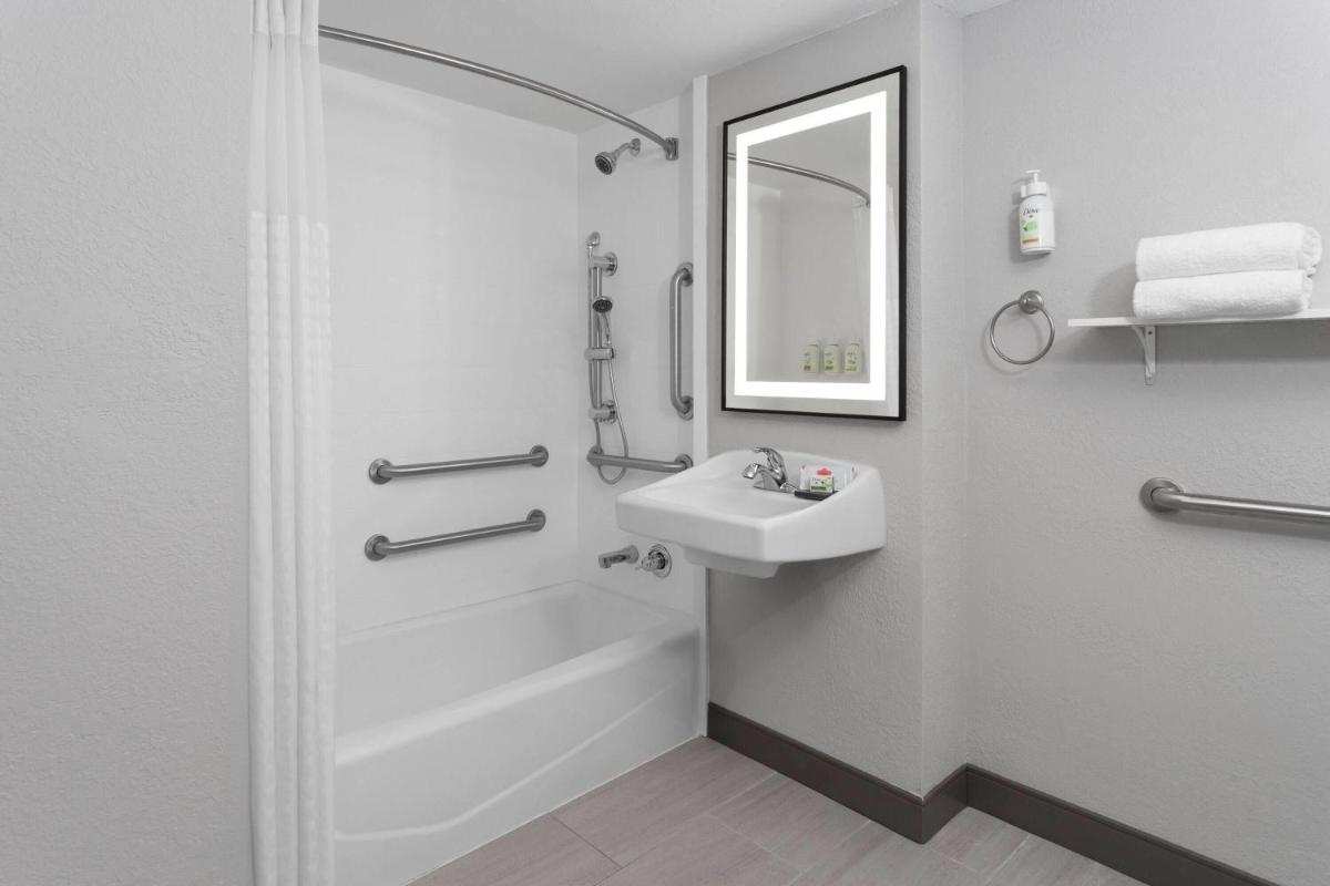 La Quinta Inn by Wyndham Champaign - Housity
