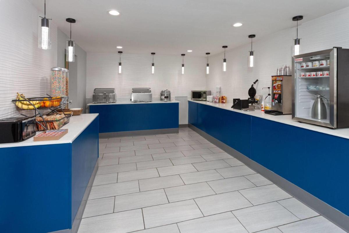 La Quinta Inn by Wyndham Champaign - Housity