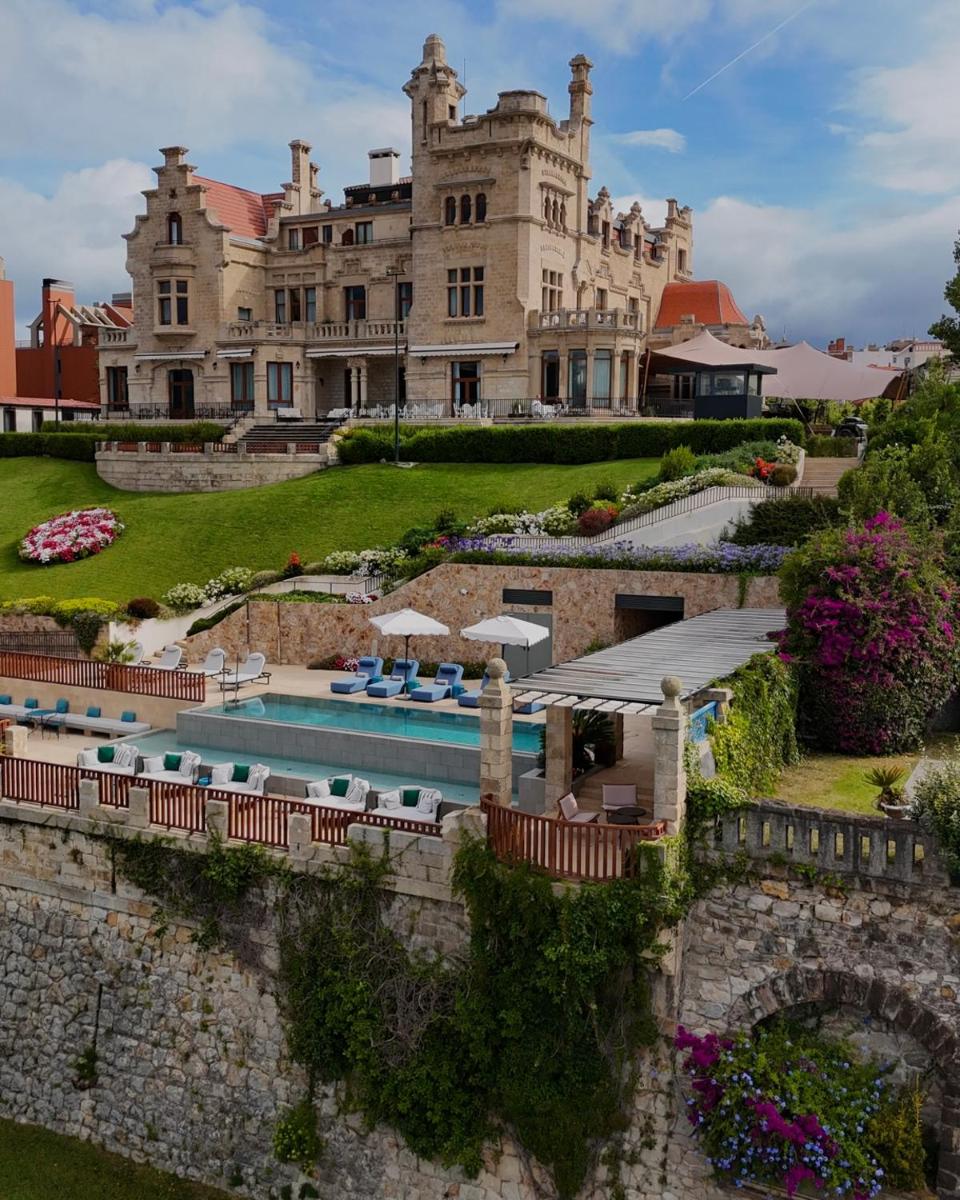 una vista aérea de una gran mansión con piscina en Palacio Arriluce Hotel - The Leading Hotels of the World, en Getxo