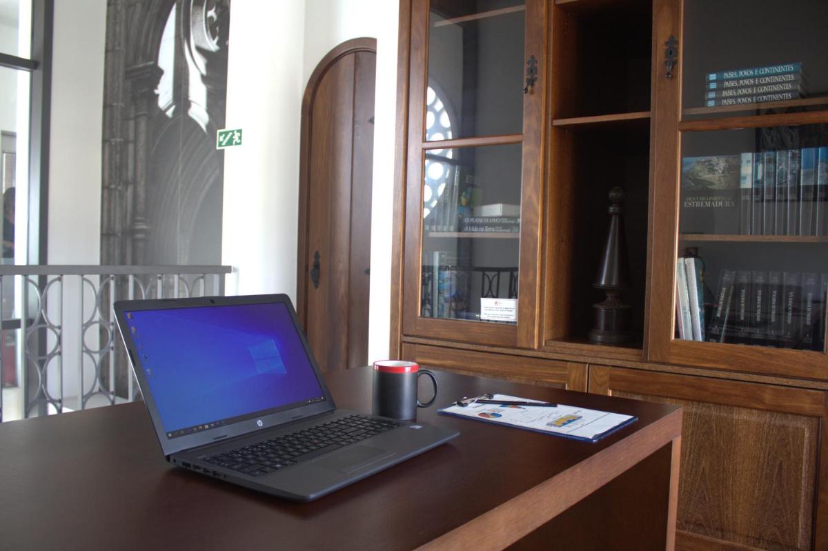 Uma televisão e/ou sistema de entretenimento em Real Abadia, Congress & Spa Hotel