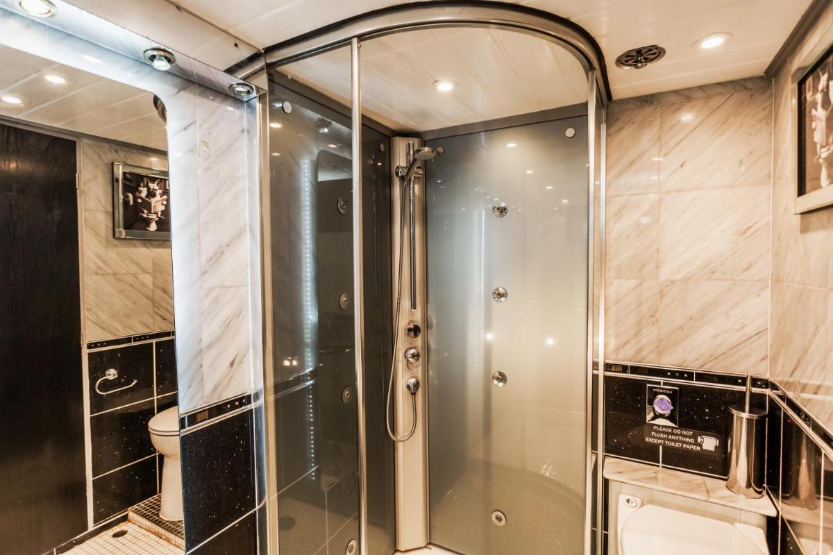 The Canary Yacht - Housity