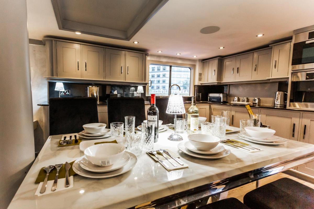 The Canary Yacht - Housity