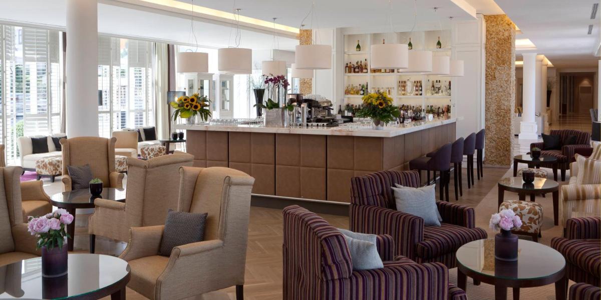 Ein Sitzbereich in der Unterkunft Steigenberger Grandhotel & Spa Heringsdorf