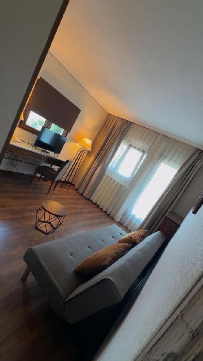 Una televisión o centro de entretenimiento en Hotel Rural Spa & Wellness Hacienda Los Robles
