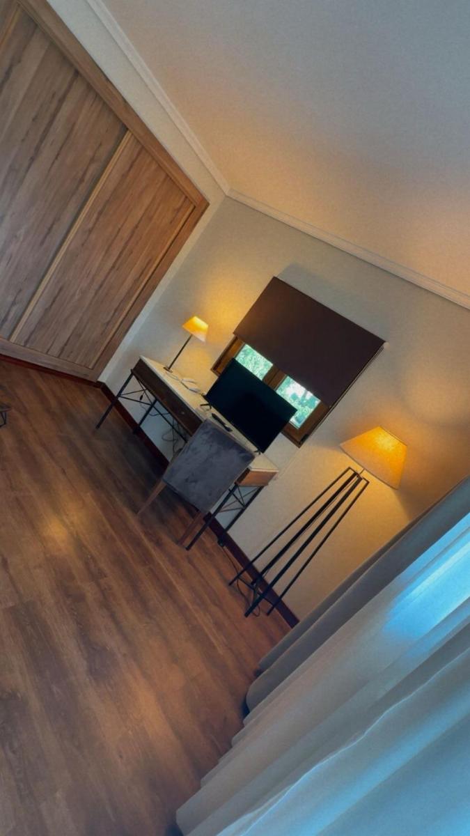 Una televisión o centro de entretenimiento en Hotel Rural Spa & Wellness Hacienda Los Robles