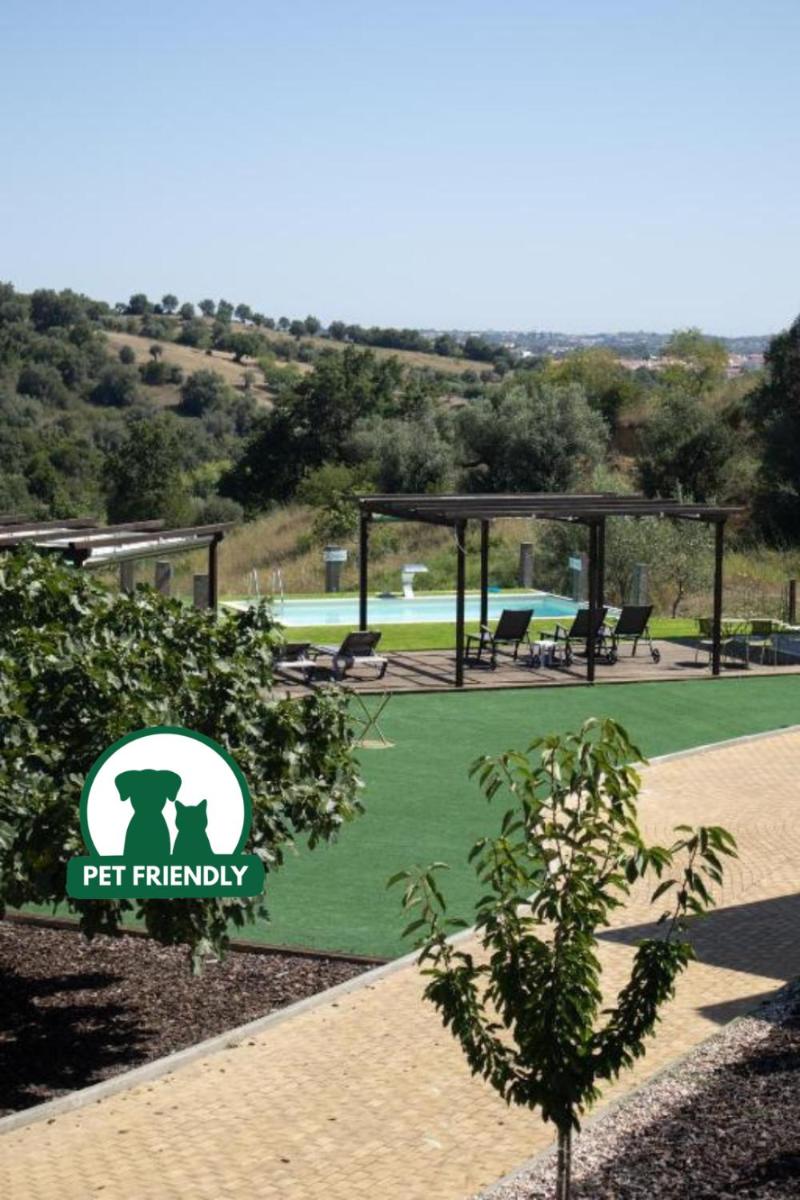 uma placa para um parque que aceita animais de estimação com área de piquenique em Aires da Serra Hotel em Torres Novas
