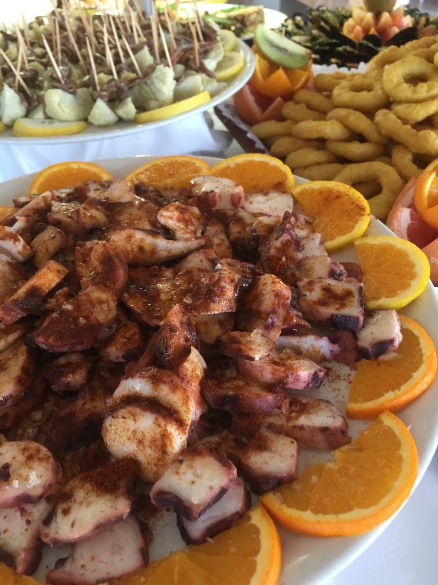 Comida en o cerca de este hotel