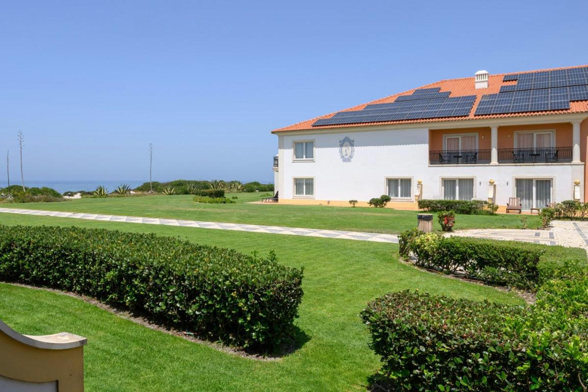 Um jardim no exterior de Praia D'El Rey Marriott Golf & Beach Resort
