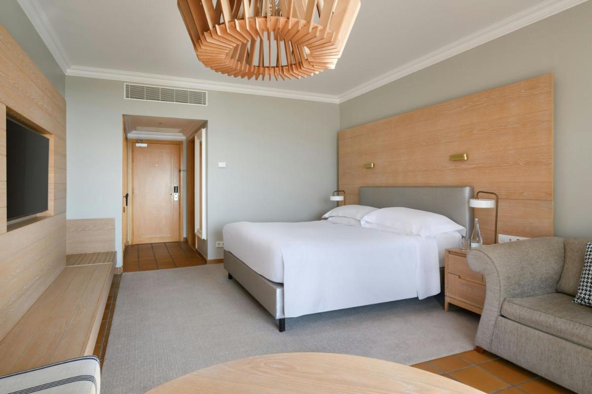 Uma cama ou camas num quarto em Praia D'El Rey Marriott Golf & Beach Resort