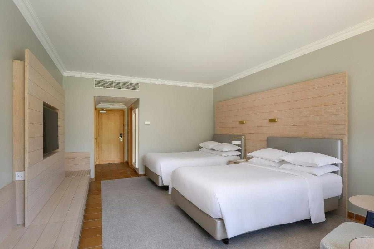 Uma cama ou camas num quarto em Praia D'El Rey Marriott Golf & Beach Resort