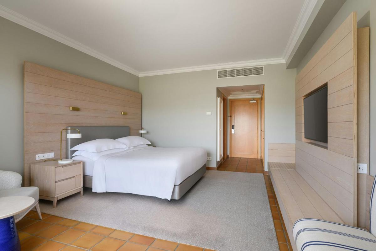 Uma cama ou camas num quarto em Praia D'El Rey Marriott Golf & Beach Resort