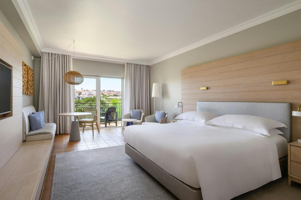Uma cama ou camas num quarto em Praia D'El Rey Marriott Golf & Beach Resort