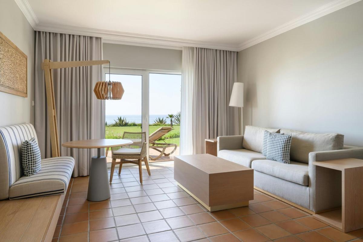 Uma área de estar em Praia D'El Rey Marriott Golf & Beach Resort
