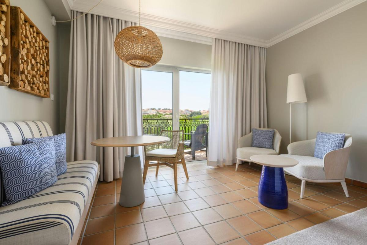 Uma área de estar em Praia D'El Rey Marriott Golf & Beach Resort