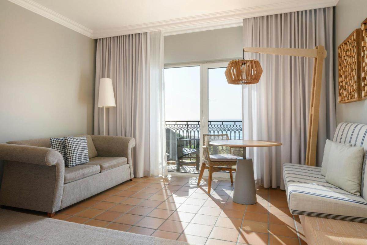 Uma área de estar em Praia D'El Rey Marriott Golf & Beach Resort