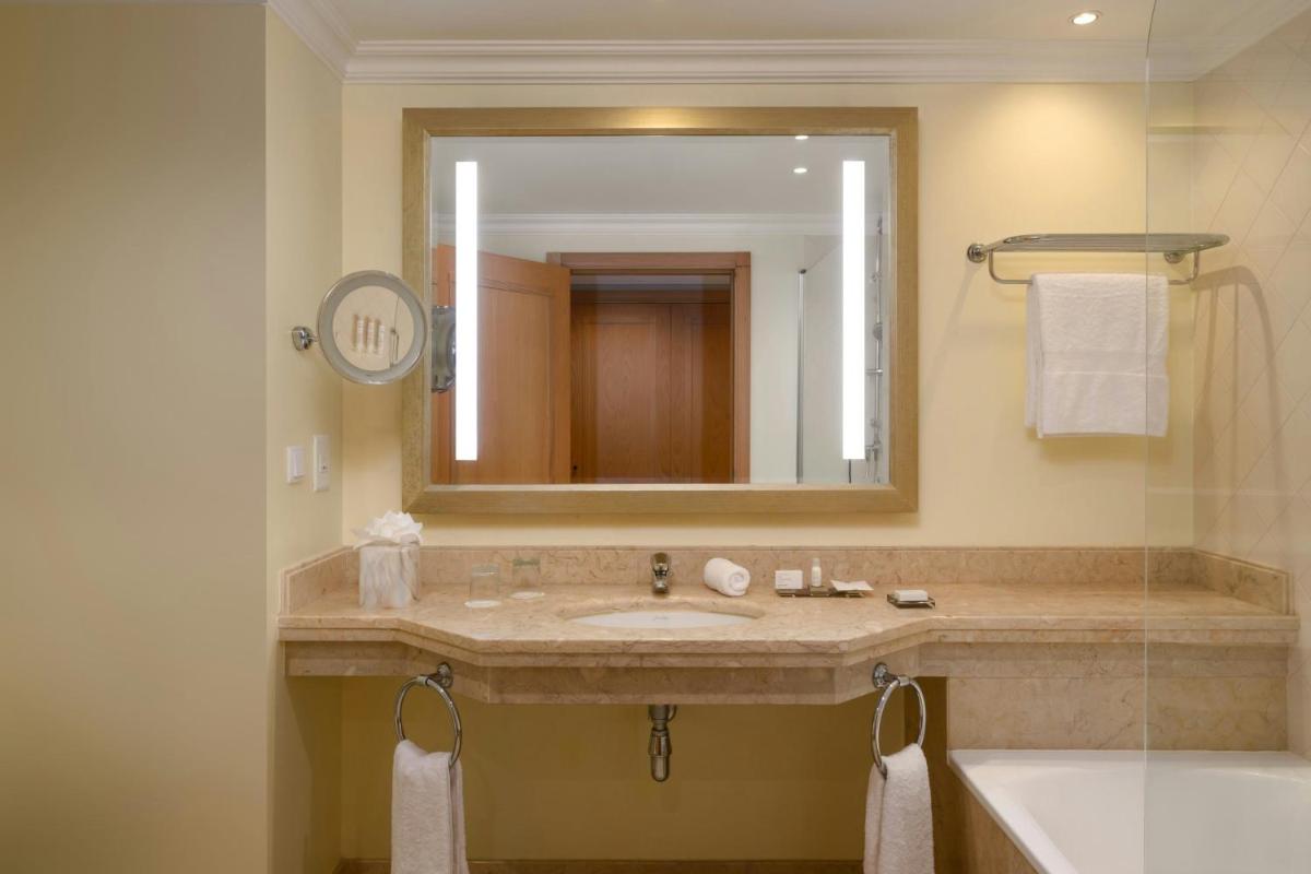 Uma casa de banho em Praia D'El Rey Marriott Golf & Beach Resort