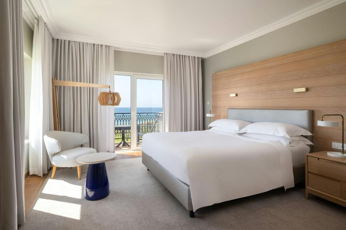 Uma cama ou camas num quarto em Praia D'El Rey Marriott Golf & Beach Resort