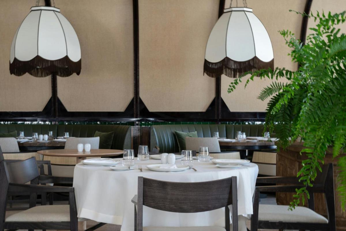 Um restaurante ou outro lugar para comer em Praia D'El Rey Marriott Golf & Beach Resort