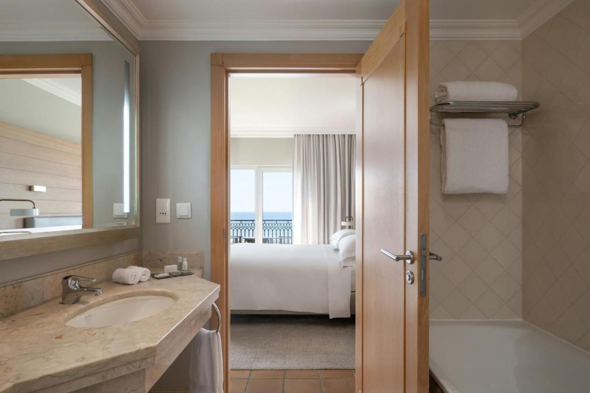 Uma casa de banho em Praia D'El Rey Marriott Golf & Beach Resort