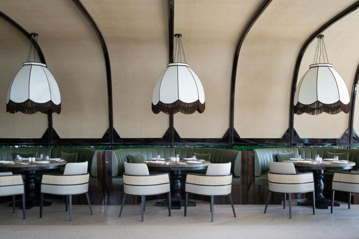 Um restaurante ou outro lugar para comer em Praia D'El Rey Marriott Golf & Beach Resort