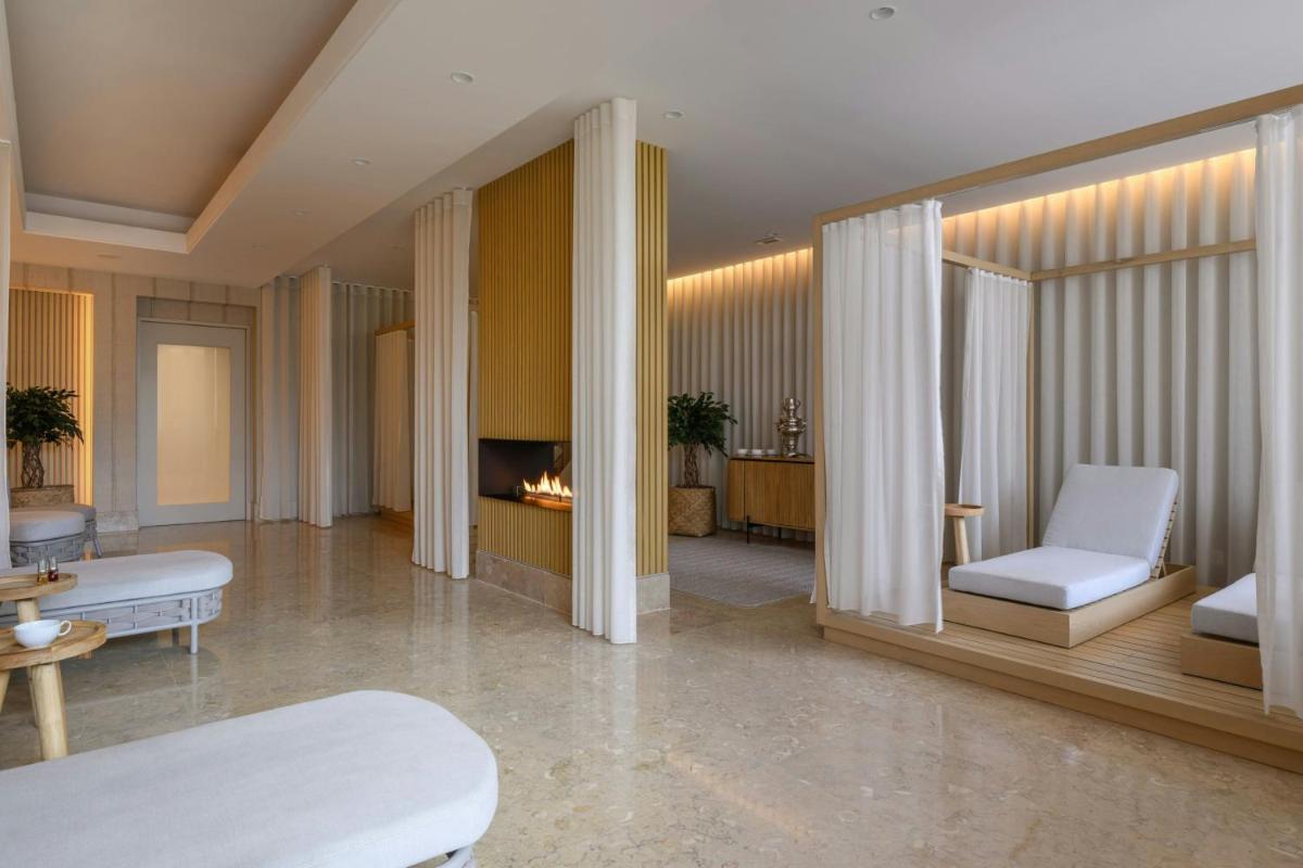 Uma área de estar em Praia D'El Rey Marriott Golf & Beach Resort