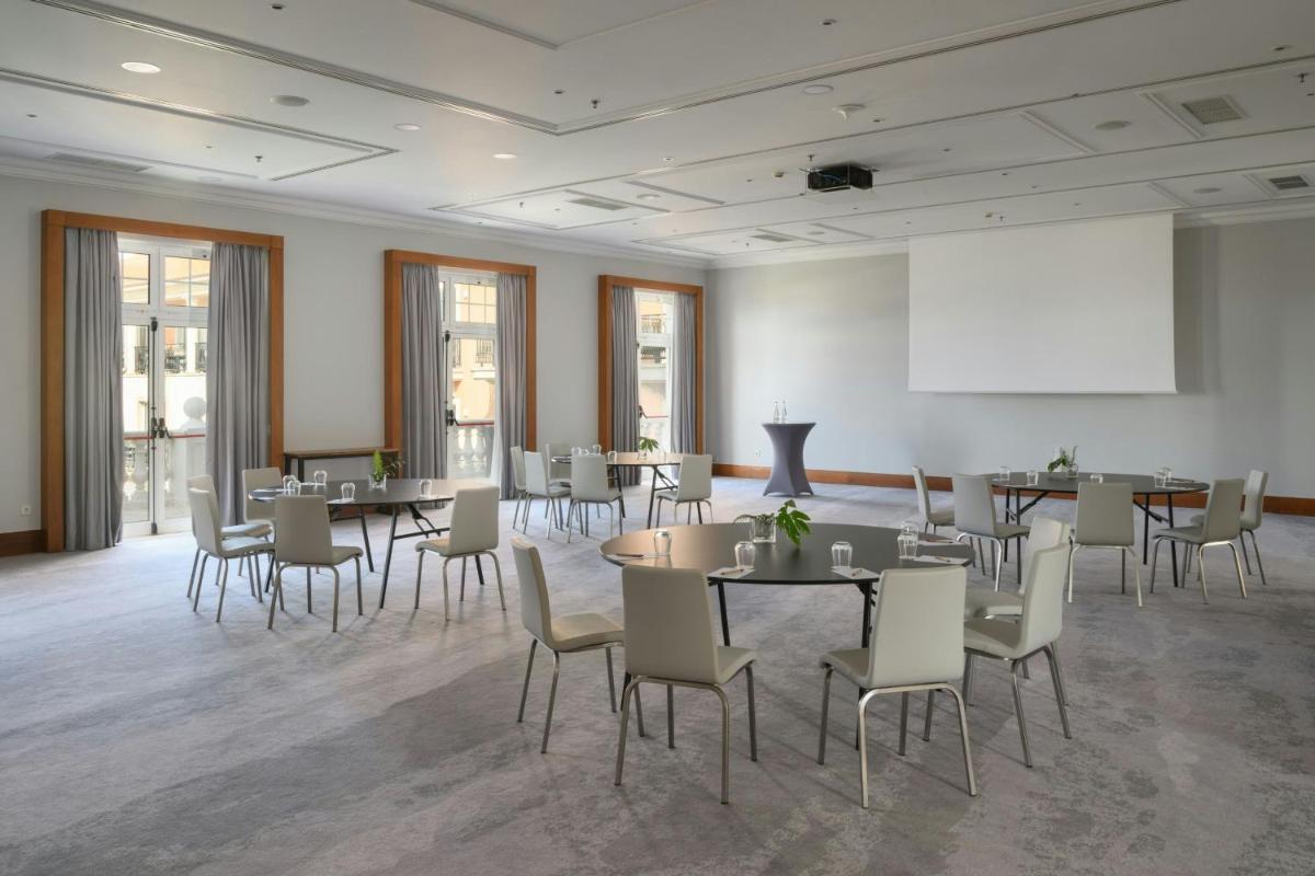 Um restaurante ou outro lugar para comer em Praia D'El Rey Marriott Golf & Beach Resort