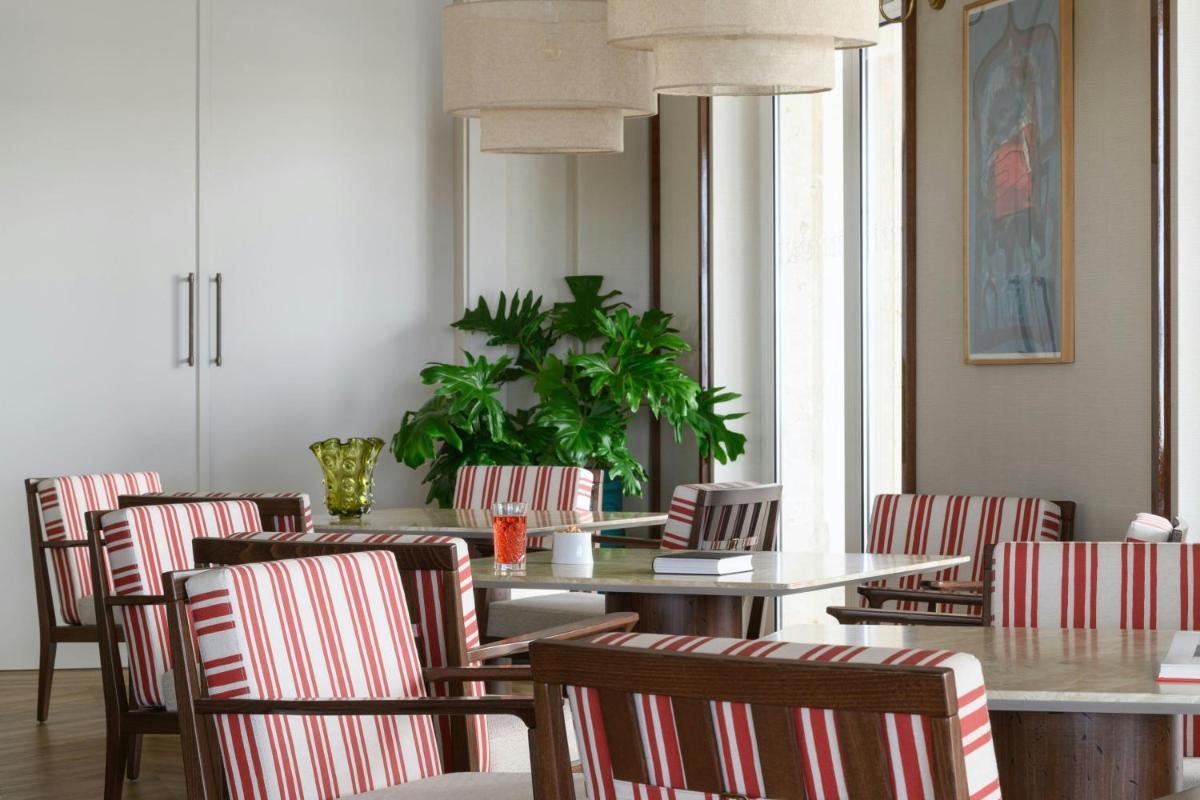 Uma área de estar em Praia D'El Rey Marriott Golf & Beach Resort