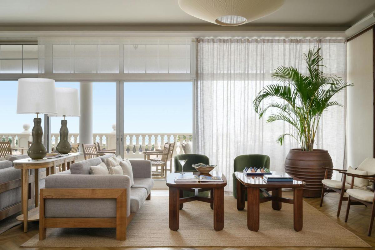 Uma área de estar em Praia D'El Rey Marriott Golf & Beach Resort