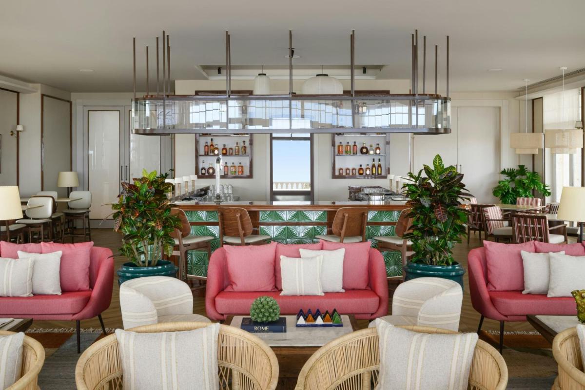 Uma área de estar em Praia D'El Rey Marriott Golf & Beach Resort