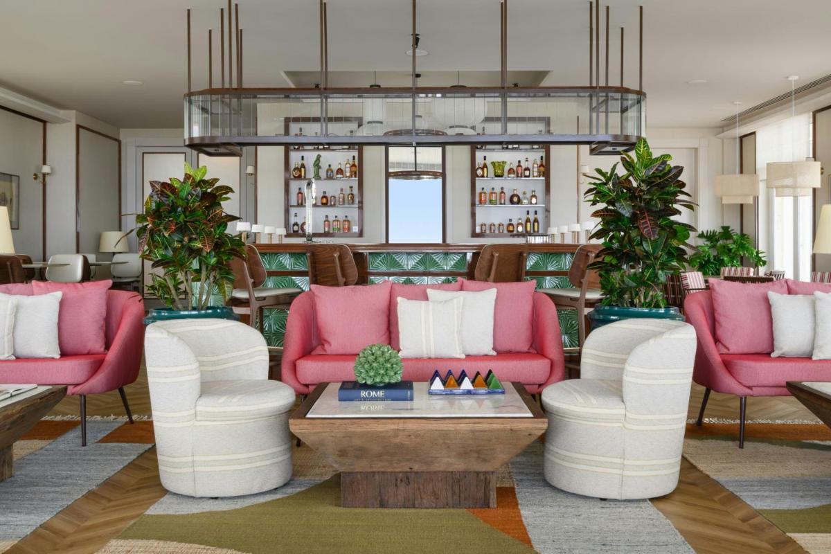 Uma área de estar em Praia D'El Rey Marriott Golf & Beach Resort